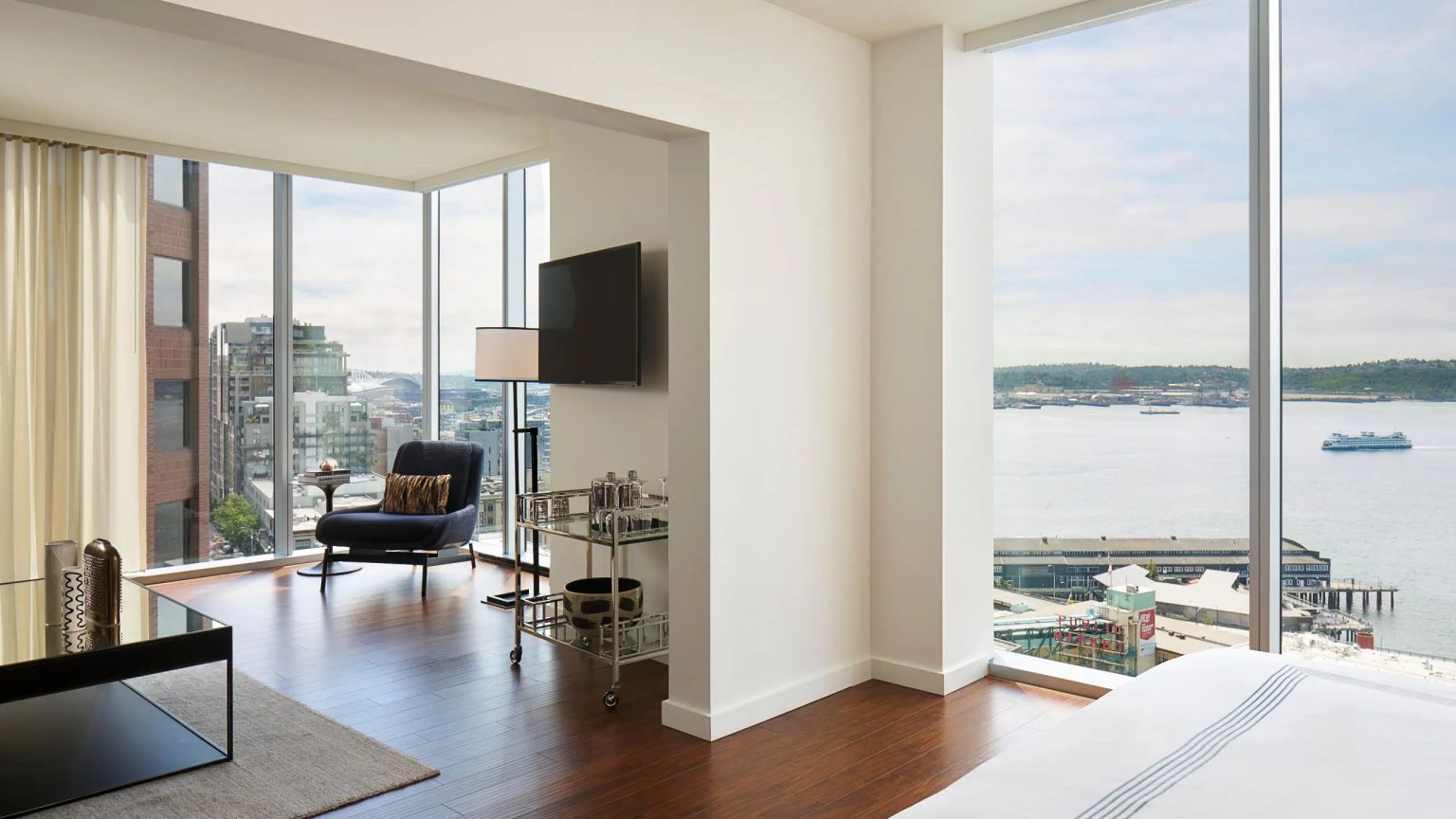 Thompson-Seattle-Corner-Suite-scaled