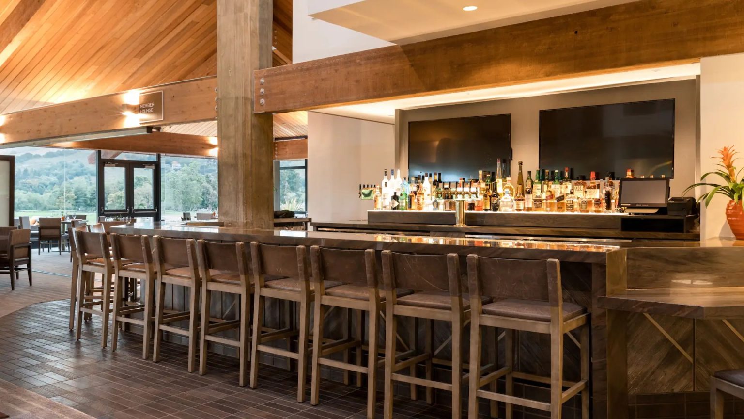 Golf-Clubhouse-Bar